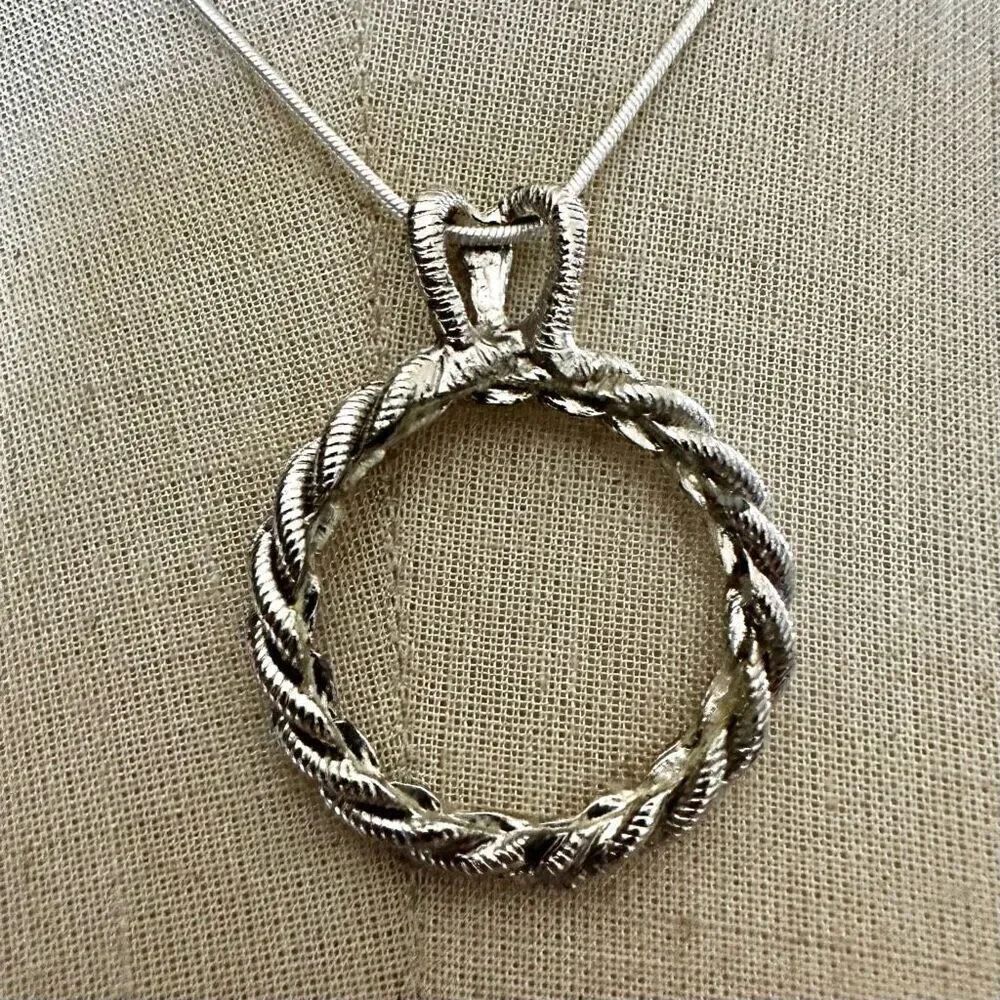 Silver tone open circle vintage pendant necklace